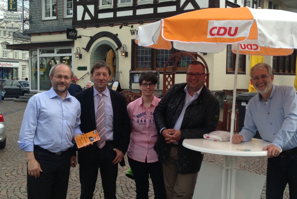 Ganz viele Gespräche auf dem Bad Laaspher Wochenmarkt. Ich war dort zur Unterstützung der Bad Laaspher CDU und unseres Bürgermeisterkandidaten Günter Wagner. Anschließend Besuche von Haustür zu Haustür auf dem Siegener Lindenberg und dann Maibaum-Aufstellen in Netphen.